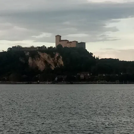 Nyaraló Il Castello Nebbiuno
